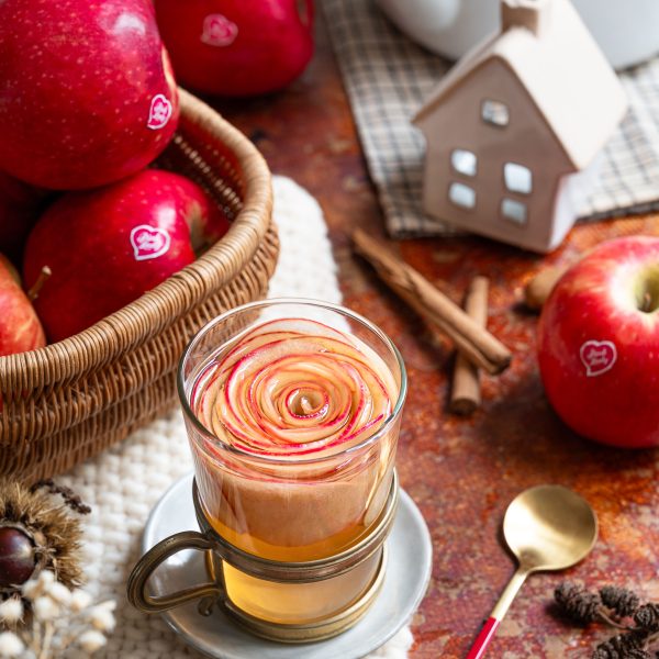 Rosa Kräutertee mit Gewürzen und Pink Lady®-Äpfeln